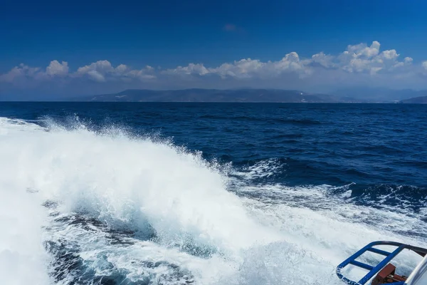 Textura Água Mar Com Espuma Motor Navio Ferry Mar Azul — Fotografia de Stock