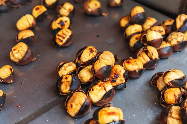 Roasted Chestnuts Close Grilled Chestnuts Edible Chestnuts Fried Street Food — Fotografia de Stock