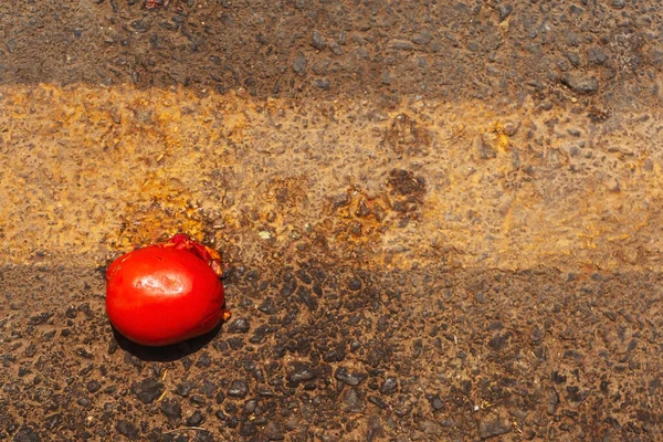 路上的碎番茄 地上的西红柿坏了 灰色背景下的烂番茄 — 图库照片