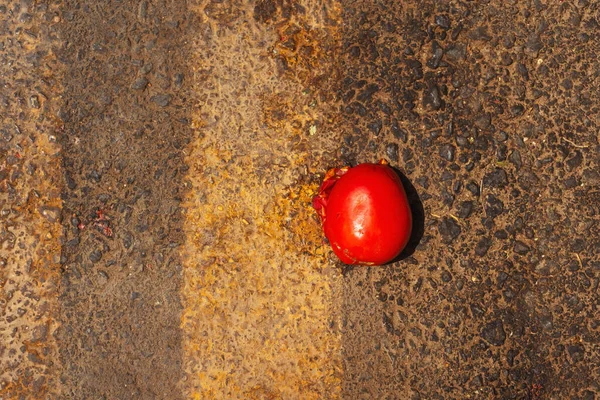 路上的碎番茄 地上的西红柿坏了 灰色背景下的烂番茄 — 图库照片