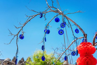 Kapadokya 'daki bir ağacın dallarında mavi gözlü nazar boncukları. Mavi tılsımlı bir ağaç Nazar
