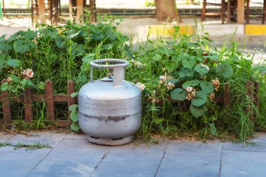 Gaz şişesi yolda. Sokakta patlama tehlikesi var. Şişede sıvılaştırılmış benzin.