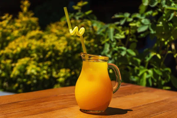 Ein Krugförmiges Glas Mit Orangensaft Auf Dem Tisch Ein Kleiner — Stockfoto