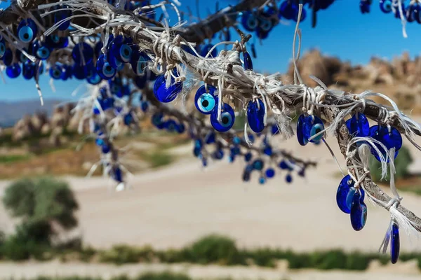 黑眼圈里的护身符蓝色的玻璃眼睛盯着卡帕多西亚的树枝 一棵有蓝色护身符的树 — 图库照片
