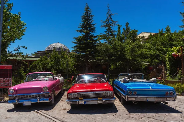 Kapadokya Daki Otoparkta Eski Araçlar Var Üstü Açılır Amerikan Arabaları — Stok fotoğraf