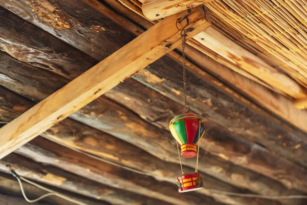テラスの木製の屋根の下でお土産バルーン カッパドキアのカフェでおもちゃの風船 — ストック写真
