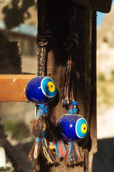 土耳其栅栏上的恶眼Nazar Amulet的象征 蓝色眼睛形状的美丽的国家纪念品 — 图库照片