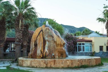 Pamukkale 'deki Karahayit' te sıcak travertin pınarı. Türkiye 'de doğal travertin çeşmesi