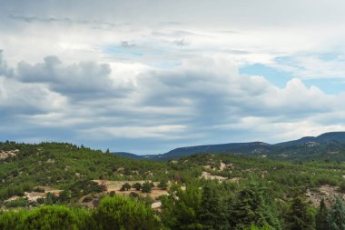 Türkiye 'de dağların üzerinden yağmur bulutları ve orman. Dağlık bölgede bulutları olan güzel bir gökyüzü.