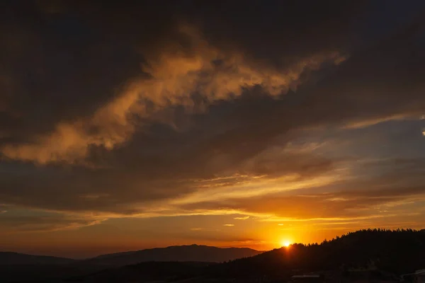 Schöner Feuriger Himmel Bei Sonnenuntergang Den Bergen Der Türkei Die — Stockfoto
