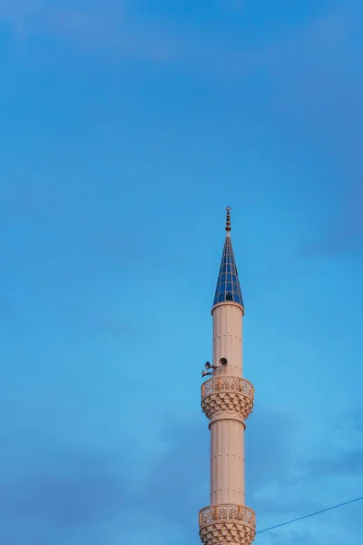 Minarete Mezquita Amanecer Contra Cielo Torre Mezquita Con Altavoz — Foto de Stock