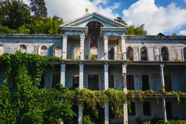 Eski Gürcü oteli. Batumi 'deki terk edilmiş binalar. Georgia 'da mahvolmuş bir otel.