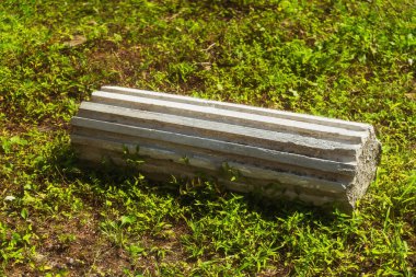 Batumi şehrindeki eski mermer sütunlar. Georgia 'da terk edilmiş bir otel. Gürcistan 'daki otel ve evlerin kalıntıları