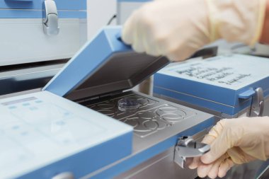 Üreme tıbbının merkezinde dişi bir yumurtayla çalışmak. Yumurtanın tıbbi muayenehanede yapay döllenmesi. Tıbbi bir cihazda dişi yumurtaları dondurmak