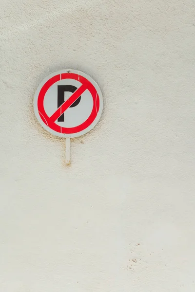 Parking Sign White Wall Small Parking Sign Tourist City — Stok fotoğraf