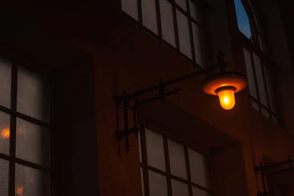 Нічний Ліхтар Темній Вулиці Жовта Лампа Розжарювання Освітлює Темряву — стокове фото