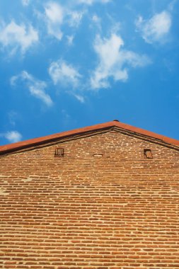 brick house in georgia. small yellow brick wall