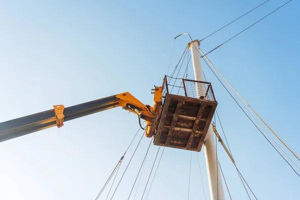 Welding Works Mast Ship Repair Sail Holders Yacht Using Hydraulic — стоковое фото