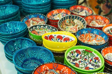 Ulusal Türk cam hatıraları. Hindili turistler için el yapımı bir hatıra. İstanbul pazarında kurutulmuş meyve tabakları. Diş minesiyle boyanmış çay tabakları.