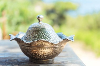 Türkiye 'de bir kafede demir şeker kasesi. İstanbul 'da şeker için metal ulusal yemekler.