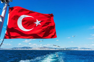 Mavi denizin arka planında kırmızı hindi bayrağı var. Bir yıldızlı bayrak ve bir yolcu gemisinde hilal..