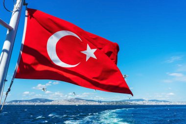 Mavi denizin arka planında kırmızı hindi bayrağı var. Bir yıldızlı bayrak ve bir yolcu gemisinde hilal..