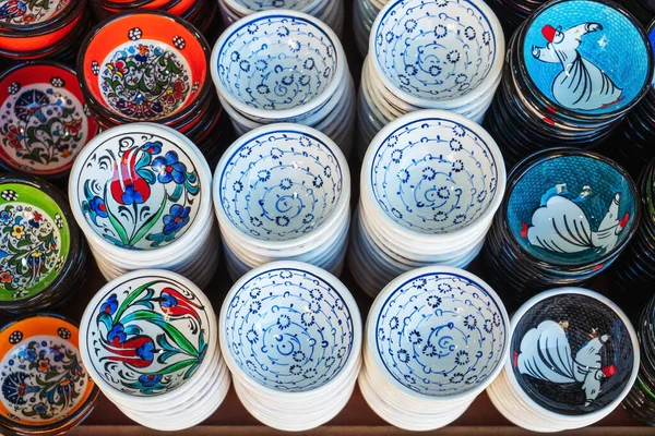 国家绿松石玻璃纪念品 给火鸡游客的手工纪念品 在意大利市场上的干果盘 用搪瓷手绘的茶托 — 图库照片