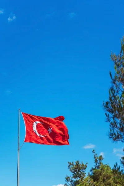 Parkta Kırmızı Hindi Bayrağı Yıldızlı Bir Bayrak Yüksek Bir Tepede — Stok fotoğraf