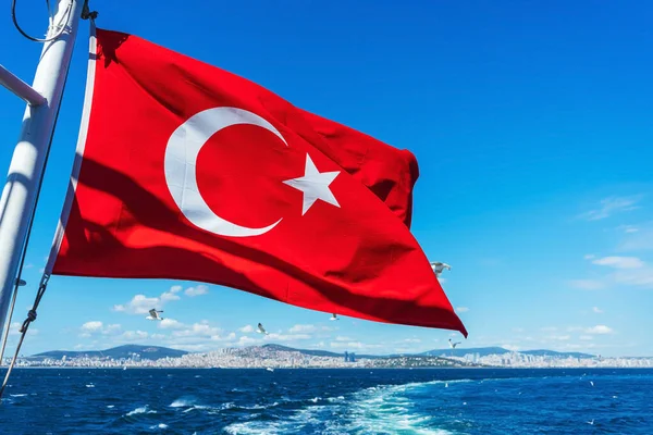 Rote Staatsflagge Der Türkei Vor Dem Hintergrund Des Blauen Meeres — Stockfoto