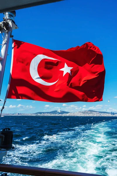 Czerwona Flaga Stanu Indyka Tle Błękitnego Morza Flaga Gwiazdą Półksiężycem — Zdjęcie stockowe