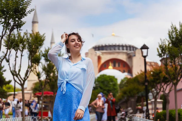 Caminin Arka Planında Mavi Etekli Avrupalı Bir Kız Stanbul Hagia — Stok fotoğraf