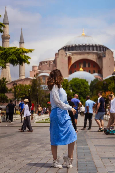 Caminin Arka Planında Mavi Etekli Avrupalı Bir Kız Stanbul Hagia — Stok fotoğraf