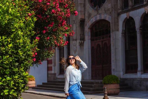 Stanbul Çiçek Açan Bir Çalılığın Yanında Mavi Etekli Rus Kız — Stok fotoğraf