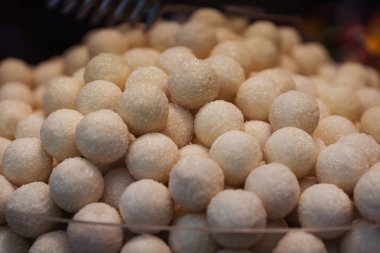 Ağırlıkla küçük Türk tatlıları. İstanbul 'da turistler için parlak şekerler. Tezgahtaki tatlı parçaların dokusunu. Ramazan için tatlı ikramları