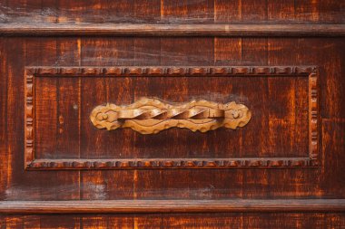Kapıyı açmak için demir kol. Tahta kapıya sahte saplı.