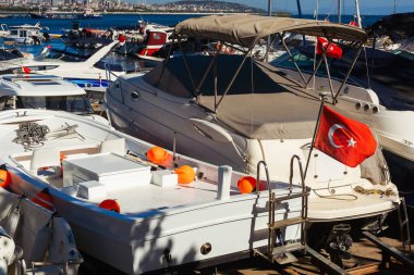 İstanbul 'da tekne parkı. Yat limanı ve hindi dolu büyük gemiler için. Tekneler ve gemiler için kapalı ücretli kulüp