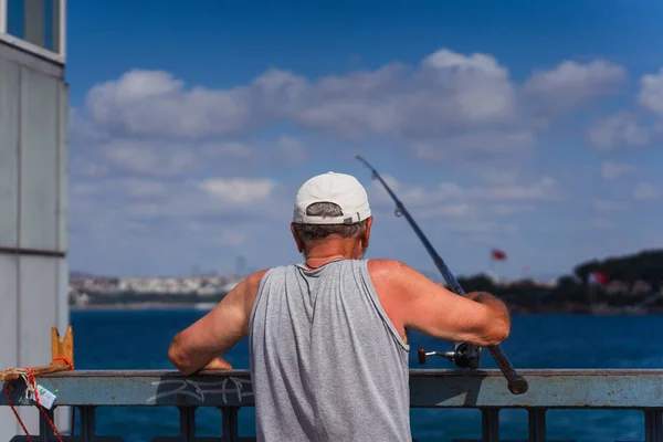 Homme Avec Une Canne Pêche Pour Attraper Poisson Dans Mer — Photo