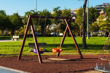 İstanbul 'daki çocuk parkında çocuk salıncağı. Sallanmak için zincirli koltuklar. Çocuk enstalasyonları hindi eğlencesine