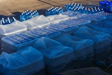 İstanbul 'daki adaya içme suyu teslimatı. Erzak ve deniz suyu takviyesi. Rıhtımda temiz su deposu. Yiyecek ve suyun gemiye yüklenmesini bekliyorlar.