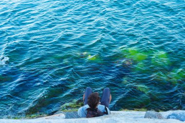 Bir adam mermer denizin kıyısında dinleniyor. İstanbul Denizi 'ne banyo yapmaya bir adam geldi. Açık denizlerde yelken açmaya hazırlanıyorlar.