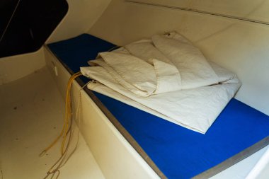 Hız teknesinin ambarında katlanmış yelken. yelkenli ekipmanı.