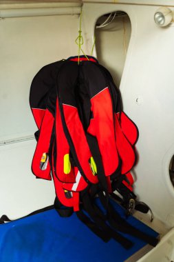 Hız yatında can yelekleri. Açık denizde yardım için kırmızı can yelekleri. Gemide yeni başlayanlar için yelek