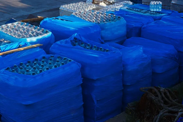 Consegna Acqua Potabile All Isola Istanbul Rifornimento Provviste Acqua Mare — Foto Stock