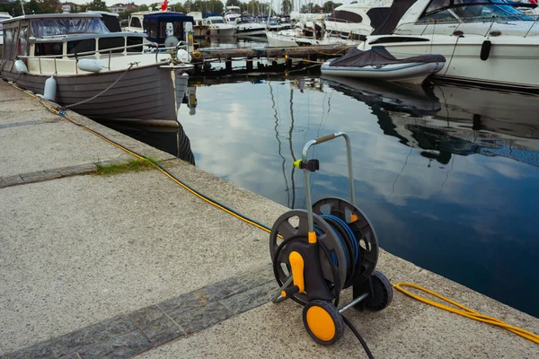 ヨットに電気を供給するための延長コード 電圧への容易なアクセスのためのワイヤのコイル ワイヤーからボートに充電する緊急バッテリー — ストック写真