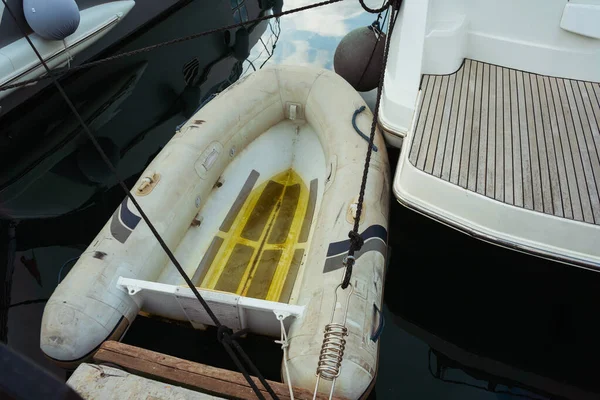 イスタンブールの小さなインフレータブルボートを放棄した マリーナでの釣り用のボート — ストック写真