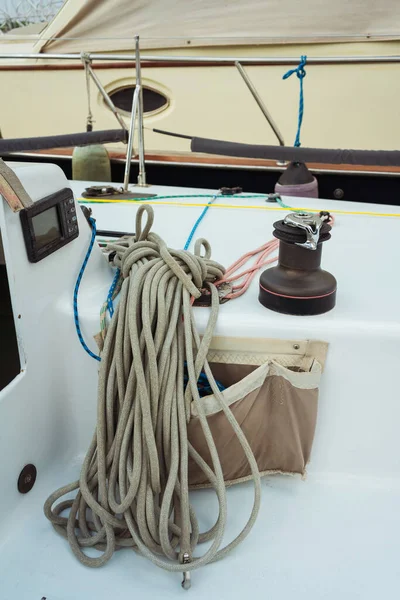 スピードヨットにロープを折りました スピードボートにロープを結びました 白いボートの上の海のロープ — ストック写真