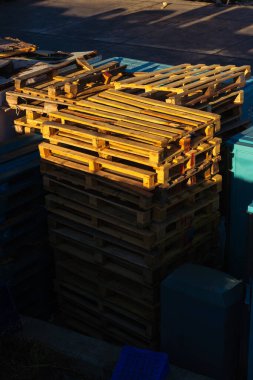 Kutularla dolu eski bir deniz deposu. Üst üste istiflenmiş kutular ve İstanbul 'daki bir rıhtımda bir adam tarafından unutulmuş. Kumsalda boş yiyecek konteynırları