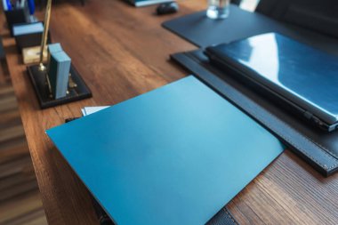 İstanbul 'da ahşap bir masanın üzerindeki koyu mavi ofis dosyaları. Türkiye 'de gayrimenkul satışı için büroda belge toplama dosyaları. basılı belgeler için kağıt kapakları