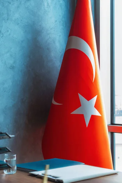 Türkische Flagge Immobilienverkaufsbüro Der Türkei Eine Rote Türkische Flagge Auf — Stockfoto