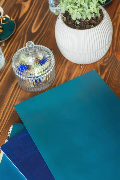 深蓝色的办公室文件夹在一张木制桌子上 用于在土耳其房地产销售办公室收集文件的文件夹 印刷文件的纸质封面 — 图库照片